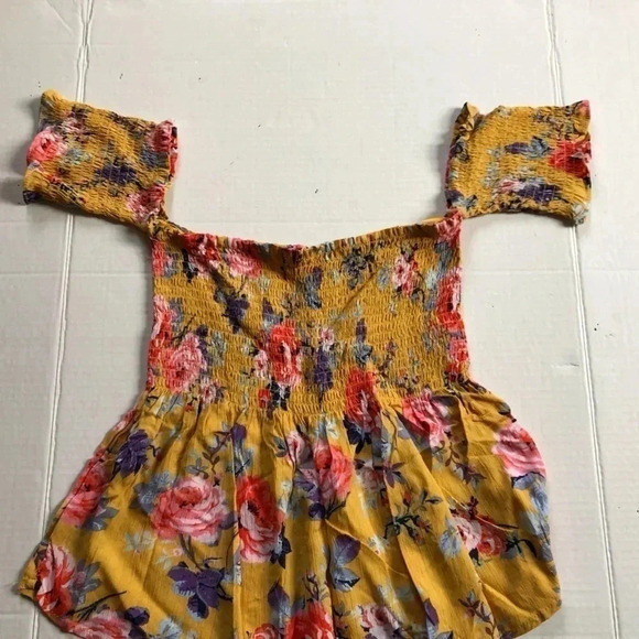 Off Shoulder Floral Top - Picture 4 of 11